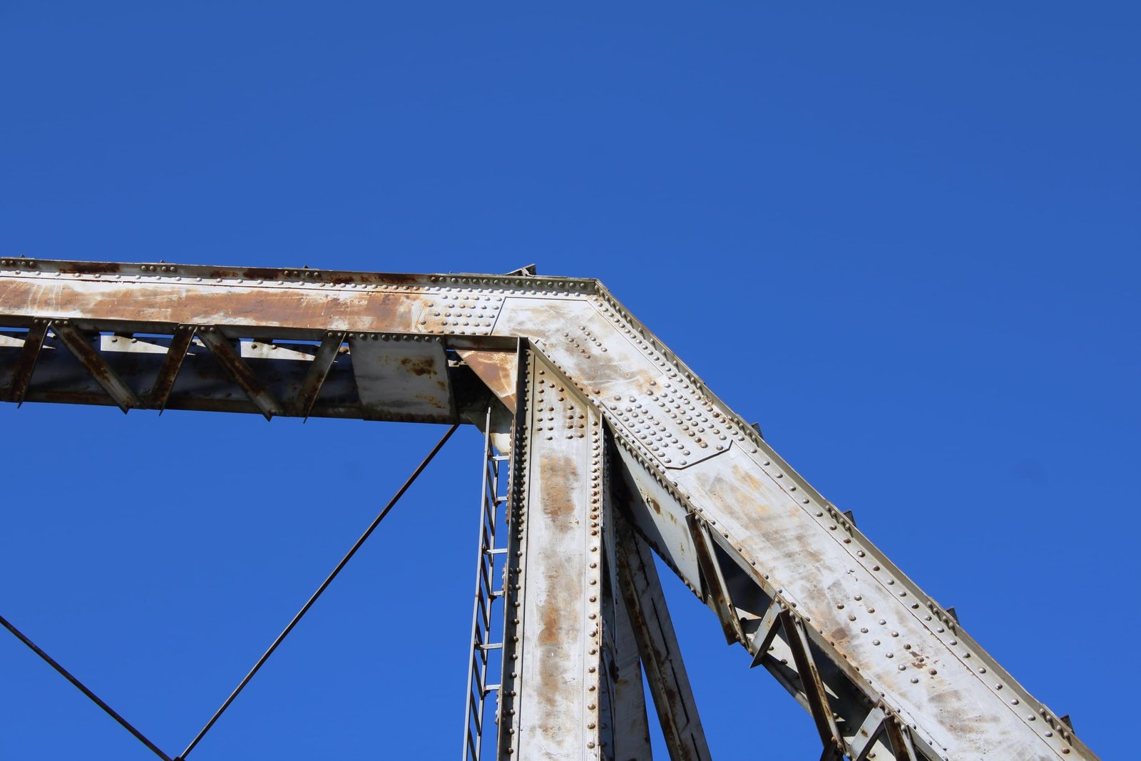 Upper angle connection, north leaf